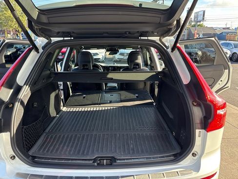 Used 2018 Volvo XC60 T8 R-Design w/ Convenience Package AWD/4WD image 31