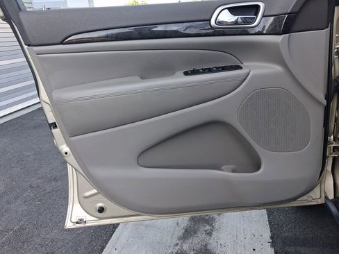 Used 2011 Jeep Grand Cherokee Laredo image 12