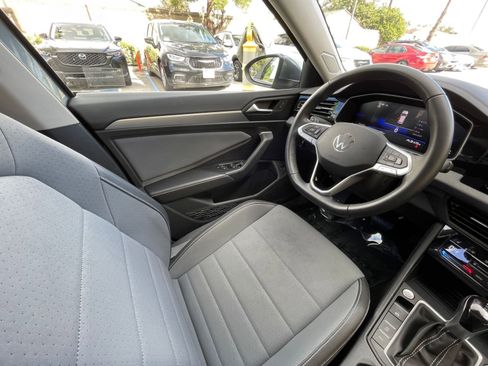 Used 2025 Volkswagen Jetta SE image 35