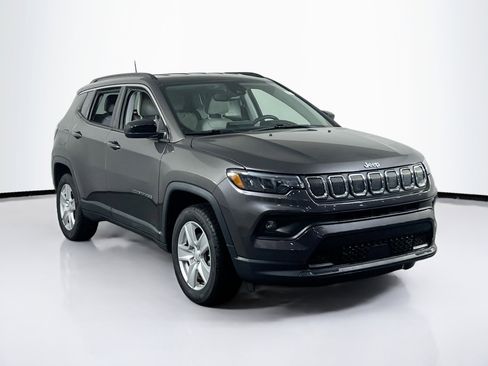 Used 2022 Jeep Compass Latitude image 3