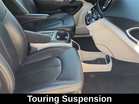 Used 2023 Chrysler Pacifica Touring-L image 15