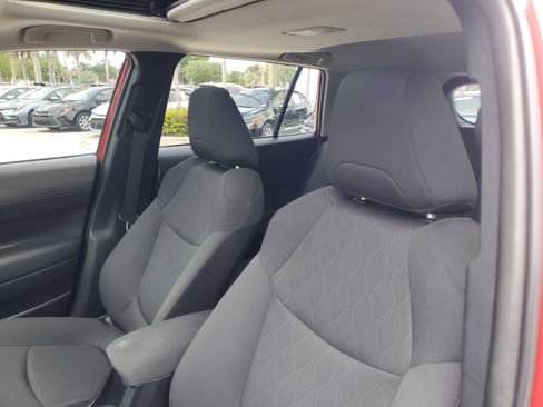 Certified 2022 Toyota Corolla Cross LE w/ Moonroof Package FWD image 17