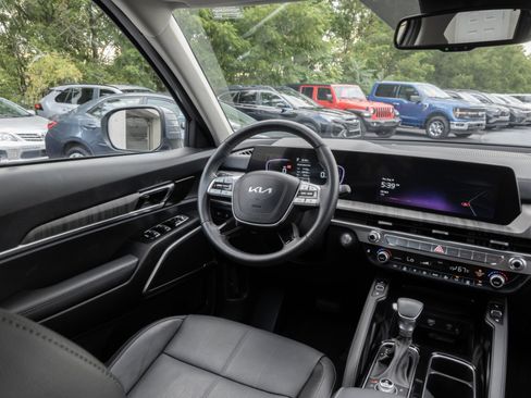 Used 2024 Kia Telluride EX w/ EX Captain's Chair Package image 24