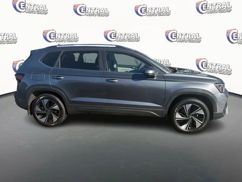 Used 2025 Volkswagen Taos SE image 4