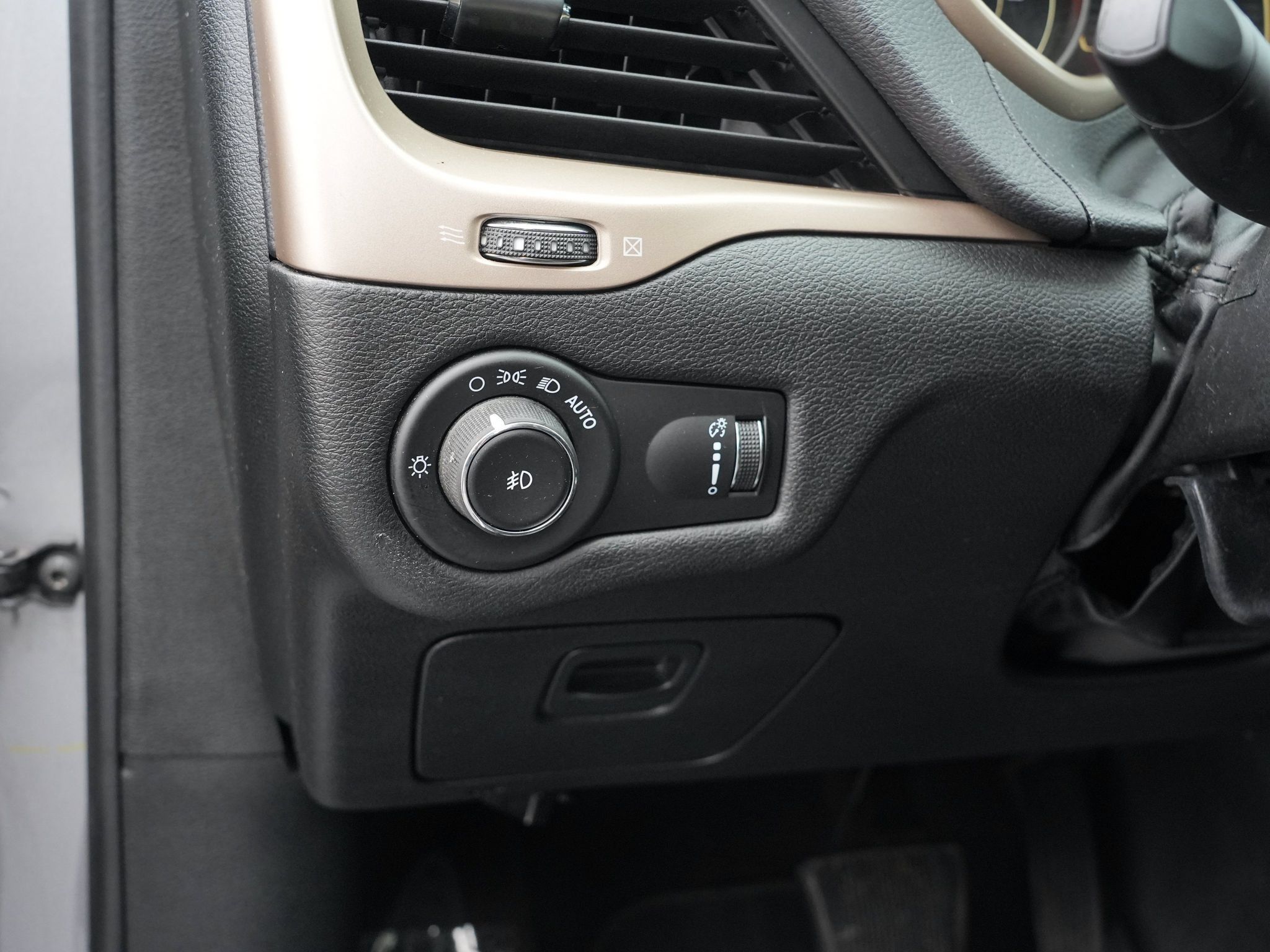 Used 2018 Jeep Cherokee Latitude w/ Safety Group AWD/4WD image 16