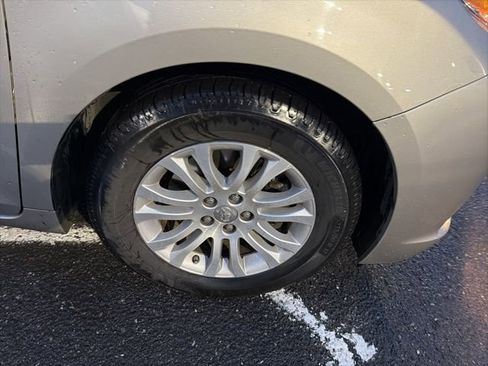 Used 2017 Toyota Sienna XLE image 17