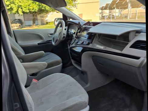 Used 2013 Toyota Sienna L w/ Towing Pkg FWD image 34