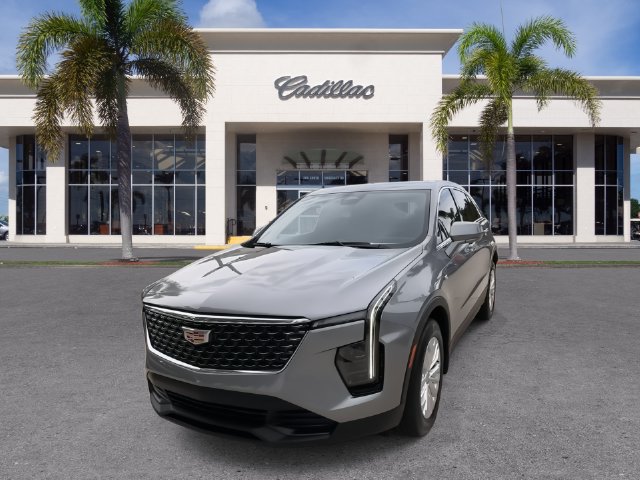 Used 2024 Cadillac XT4 Luxury w/ Cold Weather Package FWD image 5