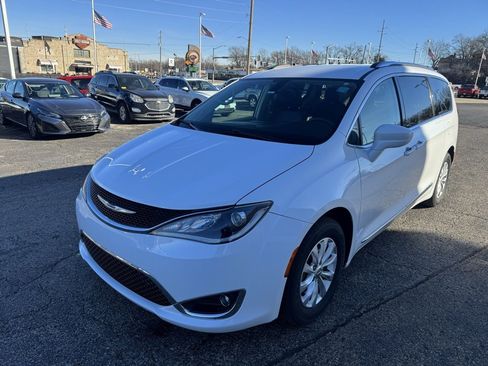 Used 2019 Chrysler Pacifica Touring-L image 3