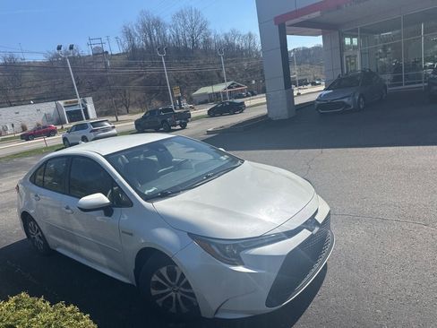 Used 2021 Toyota Corolla LE FWD image 2