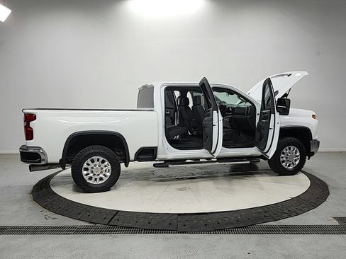 Used 2024 Chevrolet Silverado 2500 LT AWD/4WD image 16