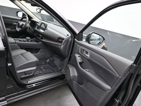 Certified 2025 Nissan Rogue Platinum w/ Tech Package image 11