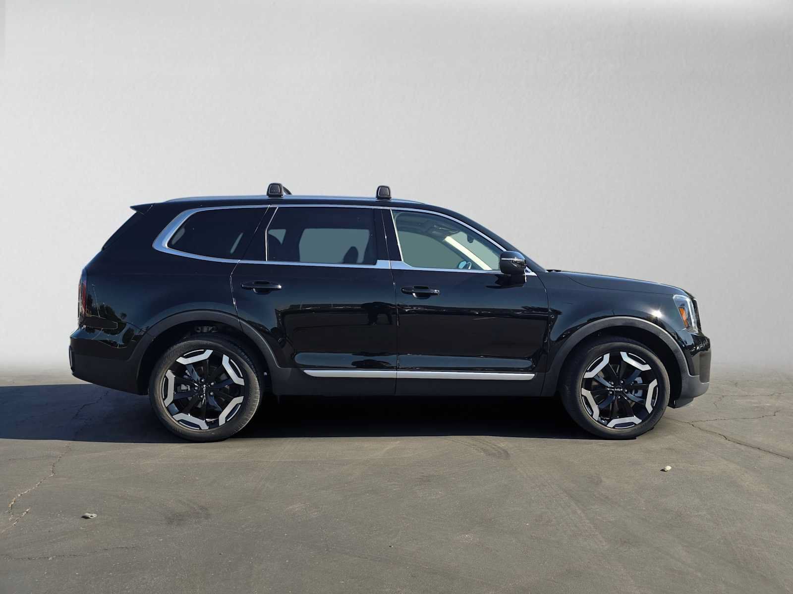 Used 2024 Kia Telluride EX w/ EX Captain's Chair Package FWD image 2