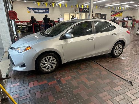 Used 2018 Toyota Corolla LE FWD image 1