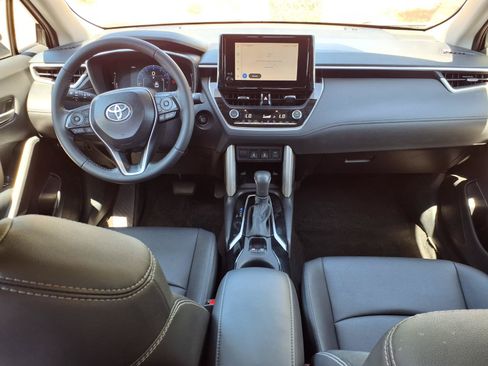 Used 2025 Toyota Corolla Cross XLE w/ Convenience Package FWD image 17
