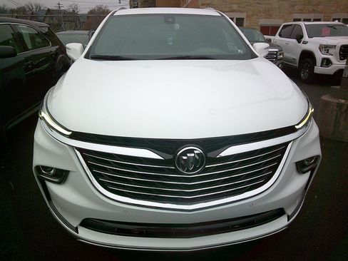 Used 2023 Buick Enclave Essence image 2