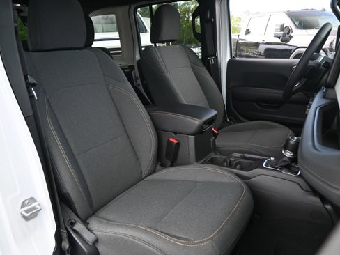 Used 2025 Jeep Wrangler Unlimited Sahara AWD/4WD image 30