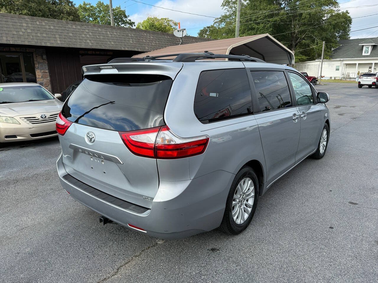 Used 2015 Toyota Sienna XLE FWD image 4