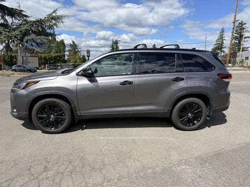 Used 2019 Toyota Highlander SE w/ Nightshade Edition AWD/4WD image 2