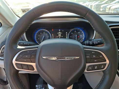 Used 2023 Chrysler Pacifica Touring-L FWD image 19