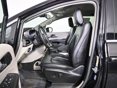 Used 2024 Chrysler Pacifica Touring-L FWD image 22
