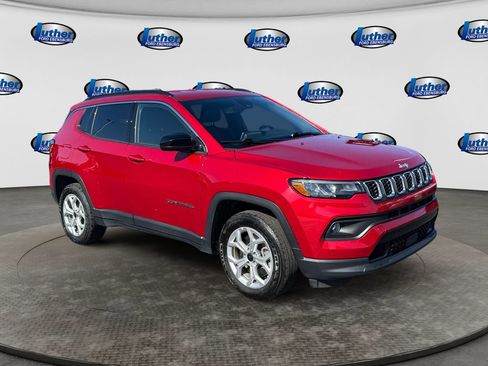 Used 2025 Jeep Compass Latitude AWD/4WD image 7