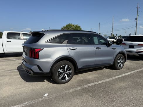Used 2023 Kia Sorento EX w/ Panoramic Sunroof Package FWD image 2