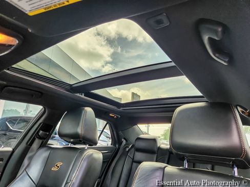 Used 2019 Chrysler 300 S w/ 300S Alloy Edition RWD image 9