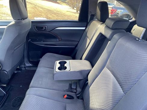 Used 2019 Toyota Highlander LE image 12