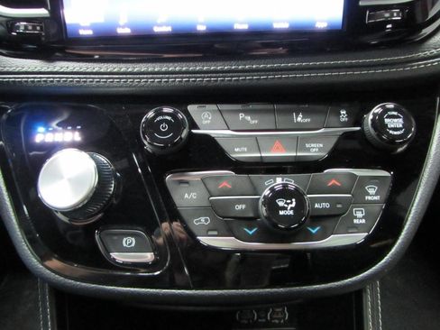 Used 2025 Chrysler Pacifica Limited FWD image 20