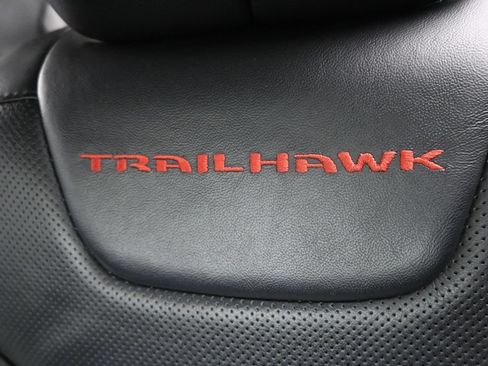 Used 2019 Jeep Cherokee Trailhawk AWD/4WD image 11