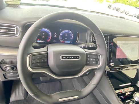 Used 2025 Jeep Wagoneer L Series II AWD/4WD image 32