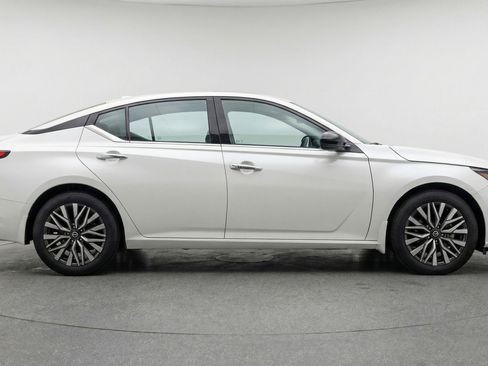 Used 2025 Nissan Altima 2.5 SV image 11