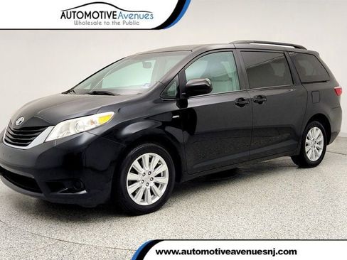 Used 2017 Toyota Sienna LE image 1