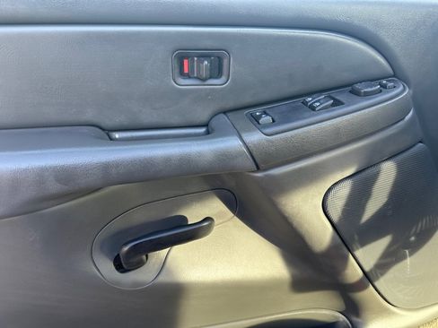 Used 2005 Chevrolet Silverado 1500 LS w/ Light Duty Power Package AWD/4WD image 18