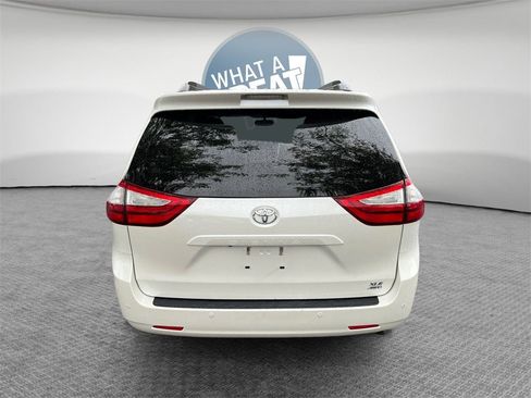 Used 2017 Toyota Sienna XLE Premium image 5