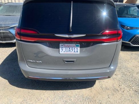 Used 2022 Chrysler Pacifica Touring-L FWD image 7
