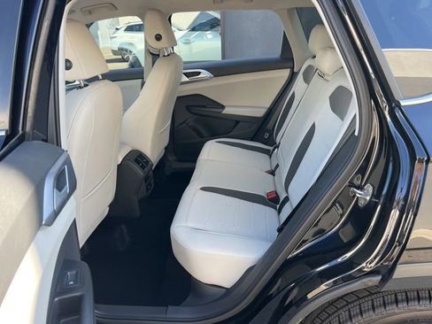 Certified 2025 Volkswagen Taos SE image 32