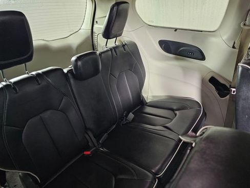 Used 2021 Chrysler Pacifica Limited image 13