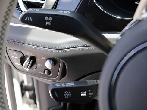 Used 2021 Bentley Bentayga Plug-In Hybrid AWD/4WD image 36