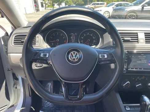 Used 2017 Volkswagen Jetta SE FWD image 18