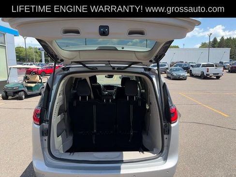 Used 2023 Chrysler Pacifica Touring-L FWD image 12