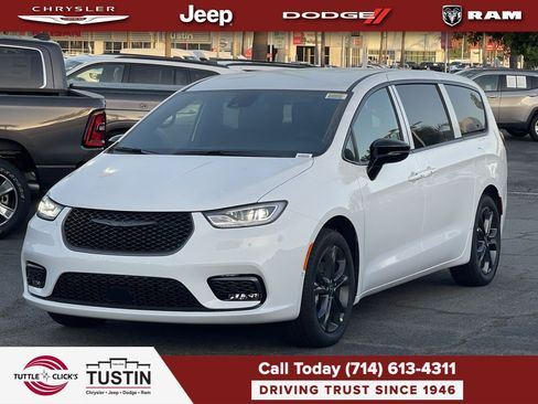 New 2026 Chrysler Pacifica Select FWD image 3