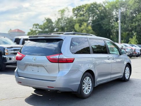 Used 2017 Toyota Sienna XLE w/ Outdoor Package FWD image 6