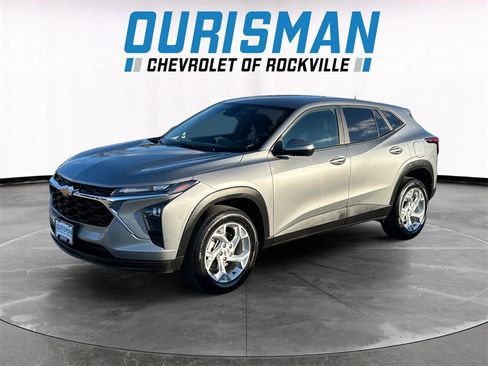 Used 2024 Chevrolet Trax LS w/ LS Convenience Package image 2