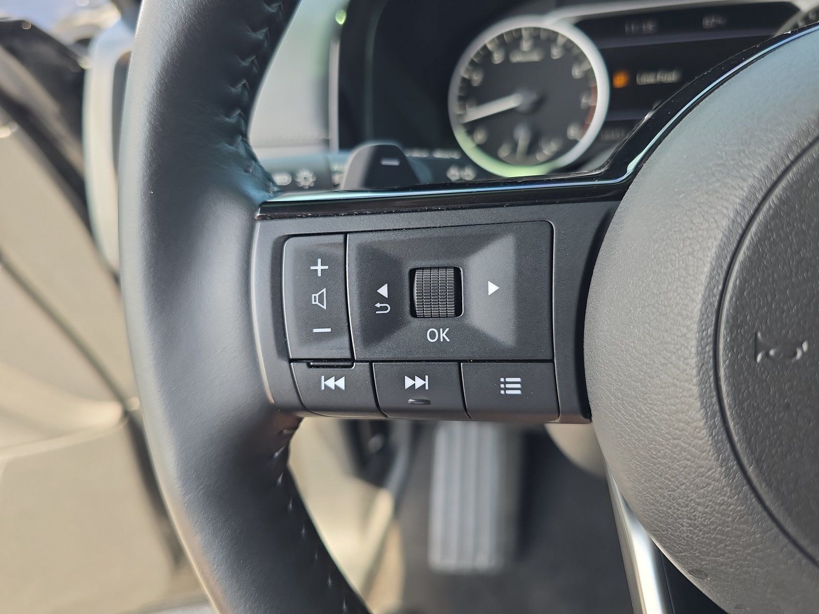 Used 2023 Nissan Pathfinder SL w/ Lighting Package (N92) FWD image 22