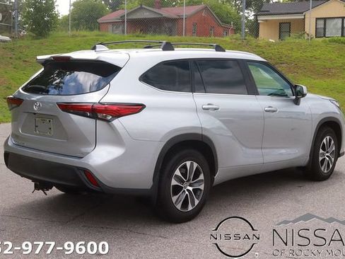 Used 2023 Toyota Highlander XLE FWD image 7