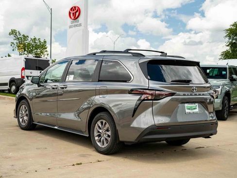 New 2026 Toyota Sienna XLE FWD image 2