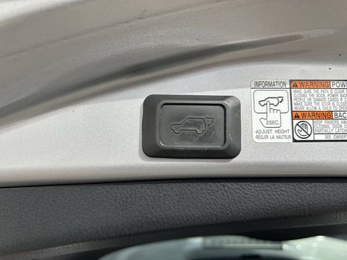 Used 2018 Toyota RAV4 XLE image 19