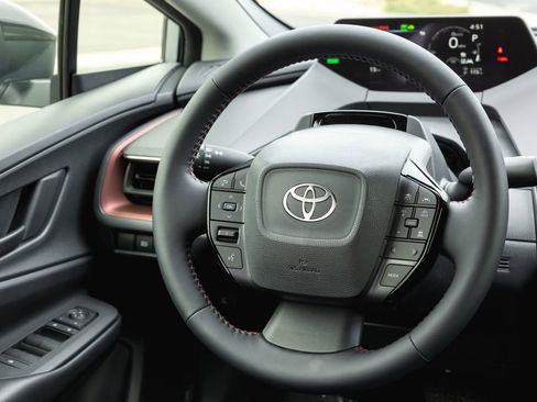 Used 2026 Toyota Prius Plug-In Hybrid FWD image 29